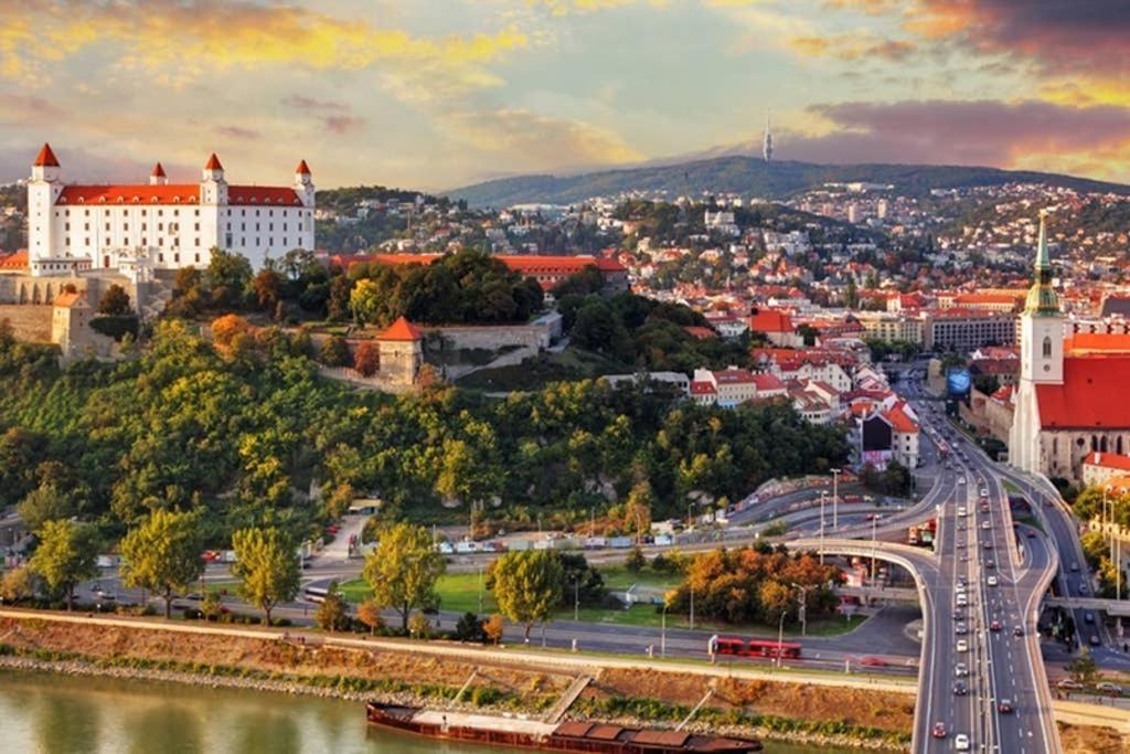 Vip In Old Town With Free Parking Appartamento Bratislava